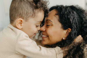 candid motherhood photography