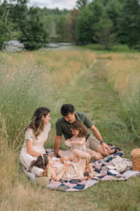 candid family photos picnic