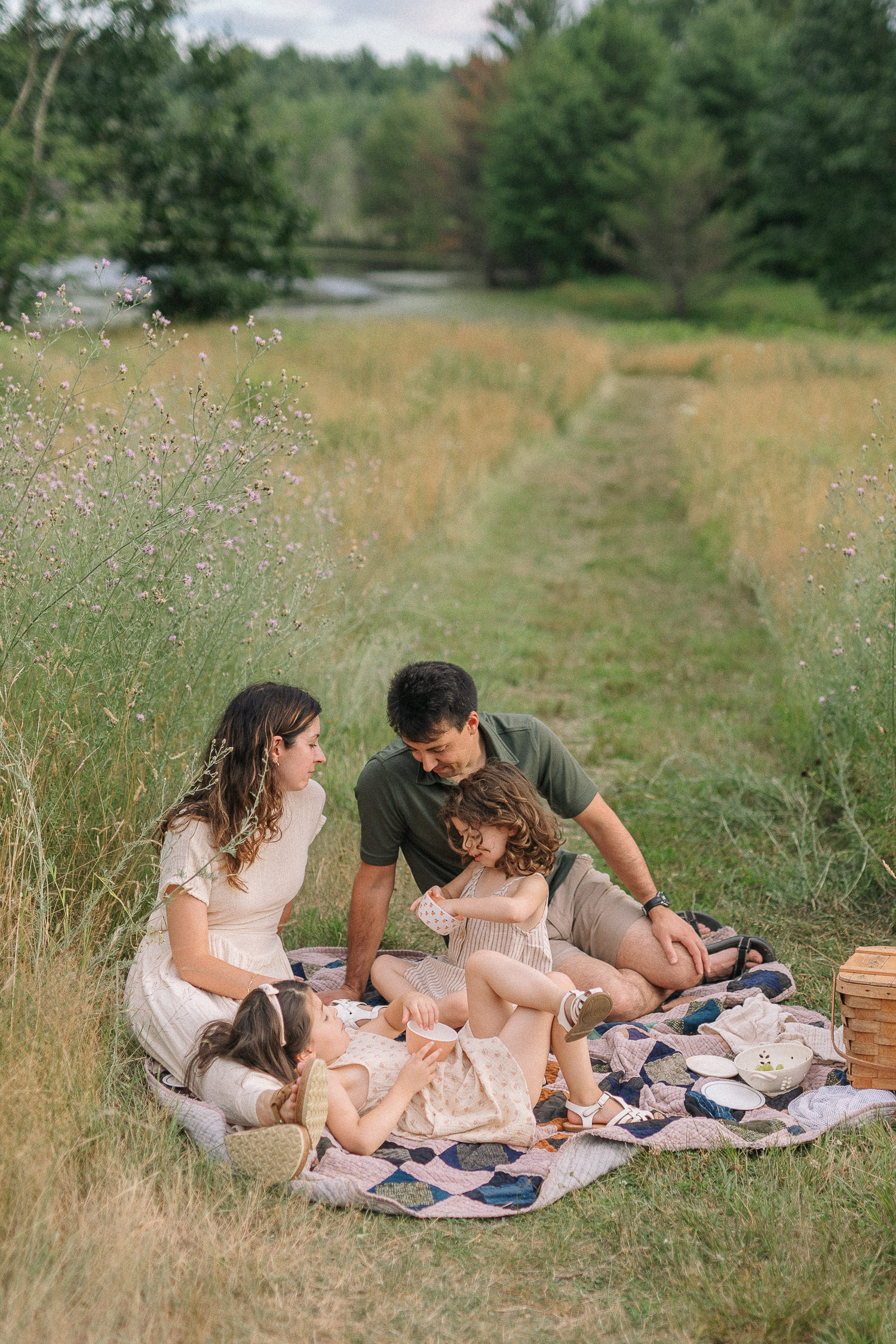 candid family photos picnic
