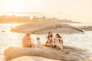 candid family photos at the beach