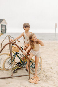 storytelling family photo session on cape cod