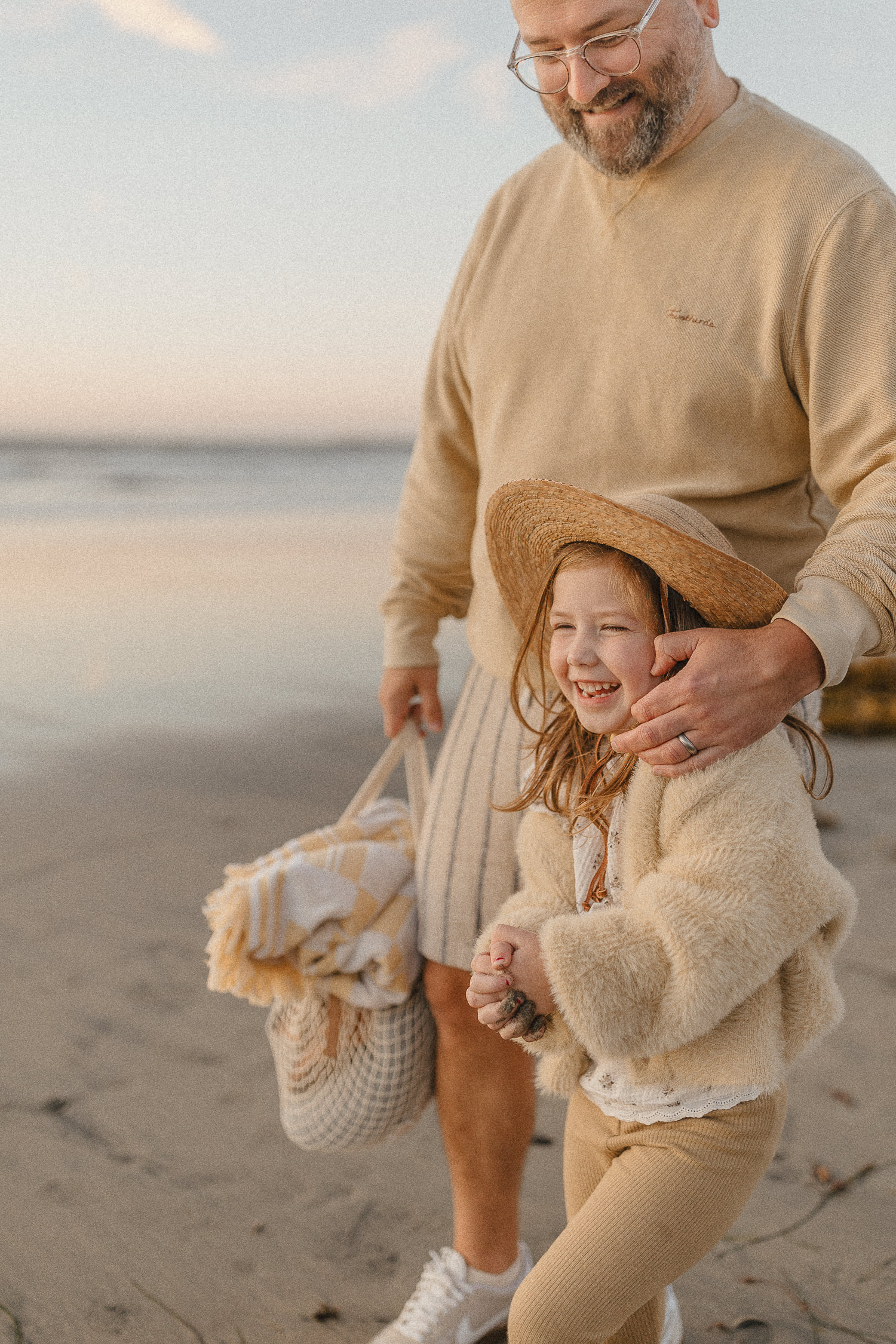candid family photos at the beach