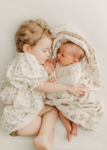 newborn photo with sibling