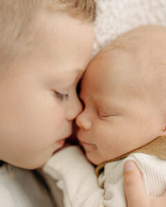 newborn photo with sibling