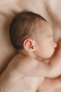 newborn photographer that gets close-up photos of baby details