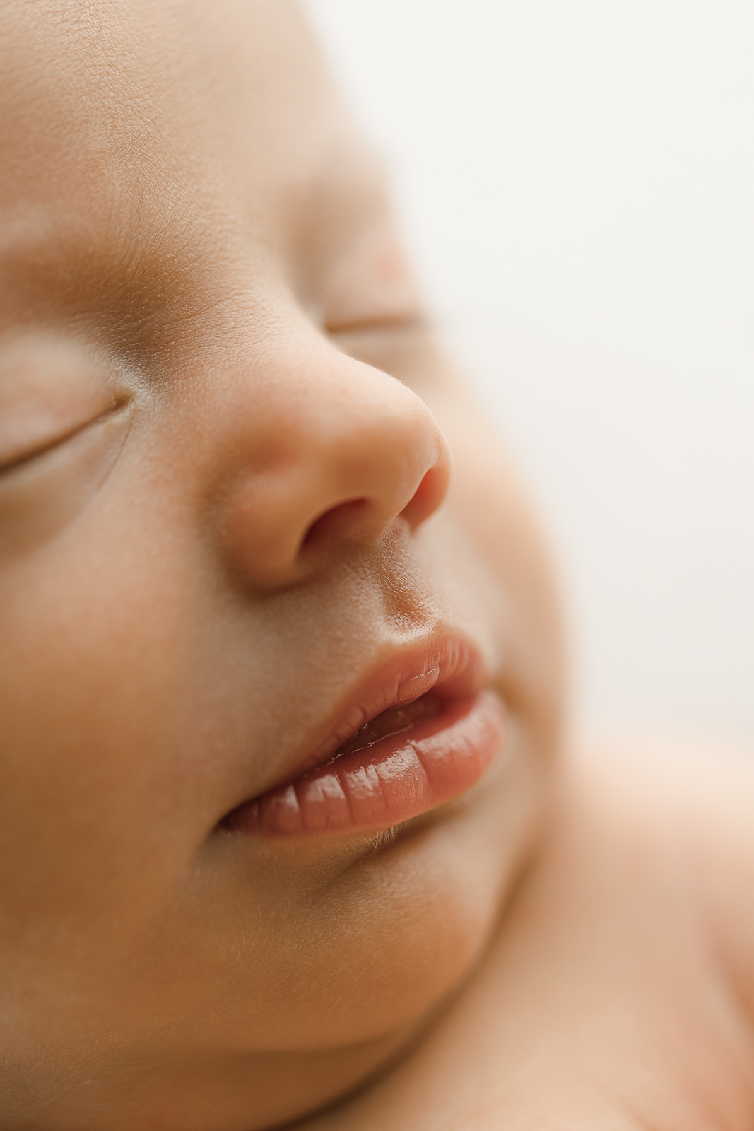 newborn photographer that captures little details