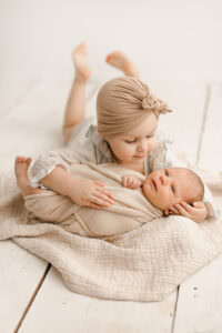 newborn photography with big sister
