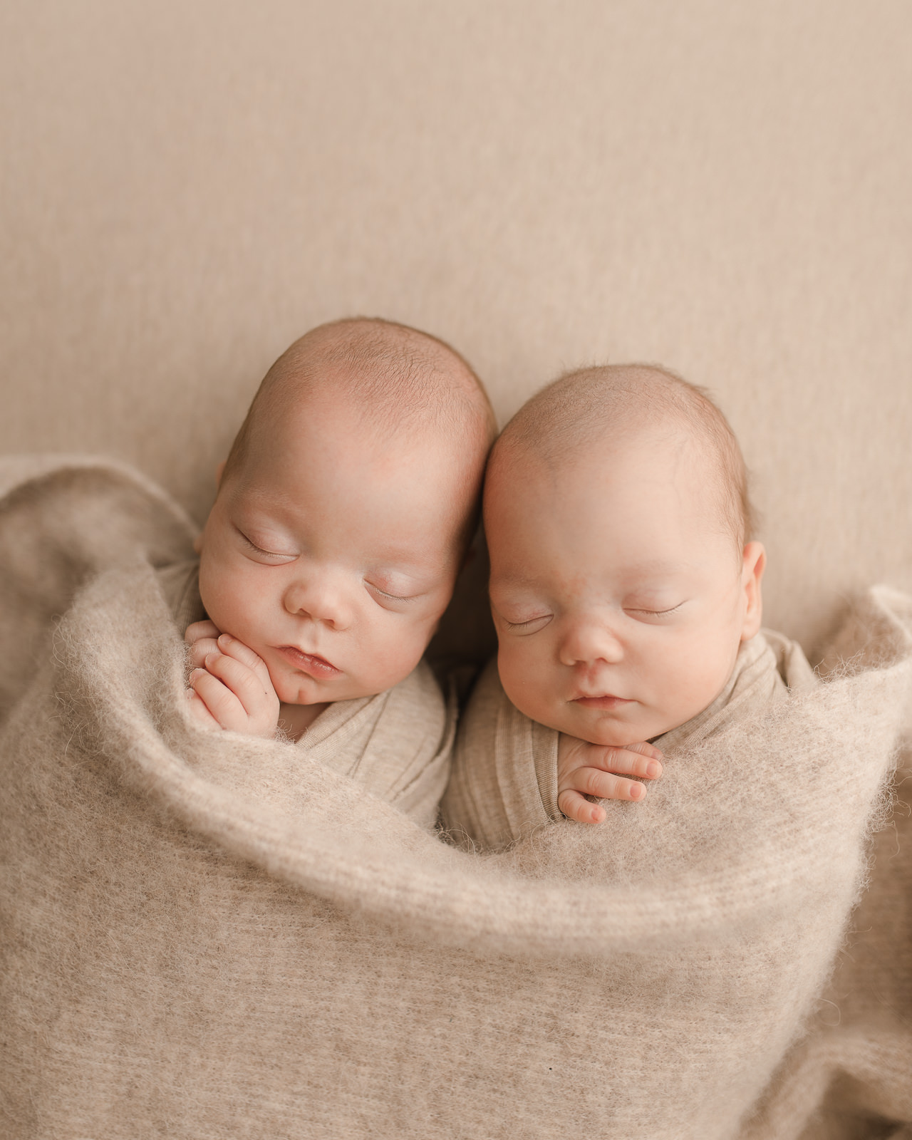 twin newborn photographer in worcester