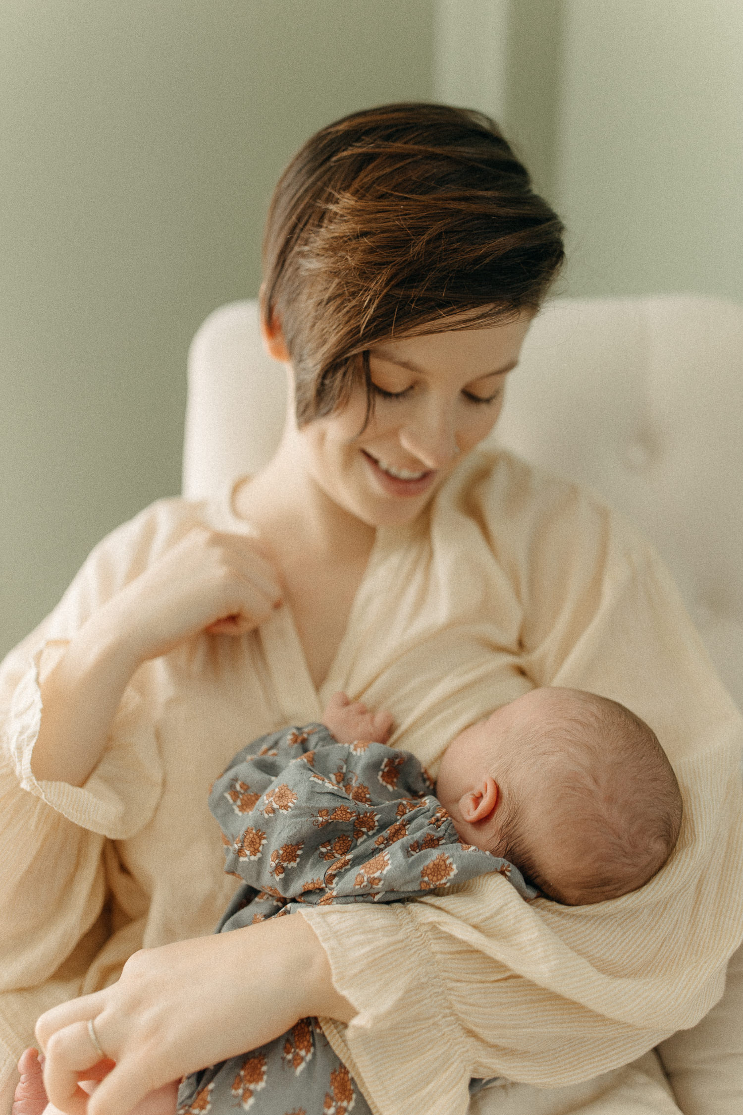 breastfeeding newborn photos