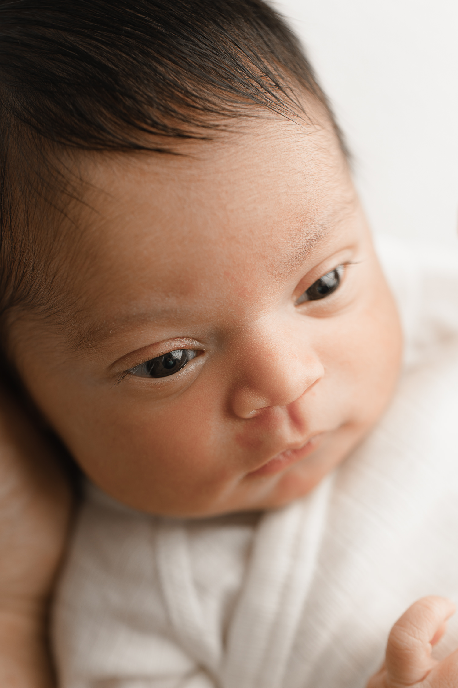 minimalist newborn photographer